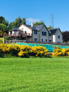 een huis op een heuvel met een grasveld bij Doura Lodge in Inverness