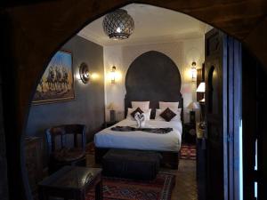 Postel nebo postele na pokoji v ubytování Riad Charme d'Orient Adults Only