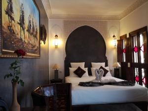 Postel nebo postele na pokoji v ubytování Riad Charme d'Orient Adults Only