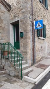 ein blaues Schild vor einem Gebäude mit einer Treppe in der Unterkunft Ospitale di San Domenico rooms in Consuma