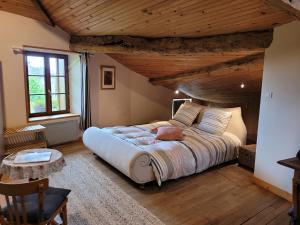 Posteľ alebo postele v izbe v ubytovaní Les Hauts de Villeloubeix