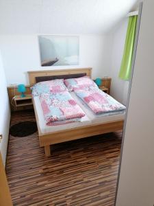 una camera con un letto con due cuscini sopra di Haus Barbara Stangl 2 a Pruggern