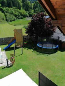 una vista sul tetto di un parco giochi con trampolino di Haus Barbara Stangl 2 a Pruggern