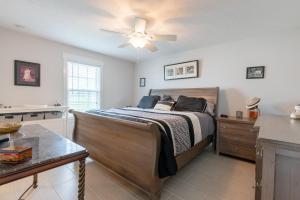 A bed or beds in a room at Three Palms Tree Home