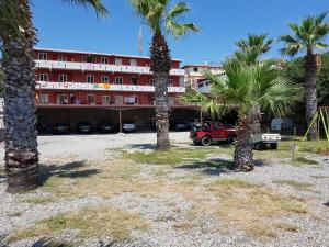 a group of palm trees in front of a building at Appartamento sul Mare Capo Rizzuto in Capo Rizzuto