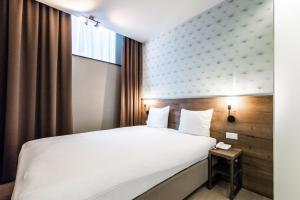 Postel nebo postele na pokoji v ubytování Melrose Hotel