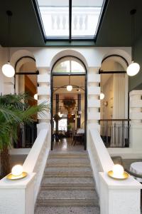 un corridoio di un edificio con scala con luci di Pavilion Hotel & Social Club a Belgrado