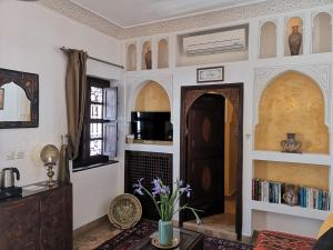 TV a/nebo společenská místnost v ubytování Riad Charme d'Orient Adults Only