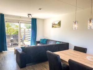 Posezení v ubytování Landelijk gelegen vakantiehuis Torenzicht OK38