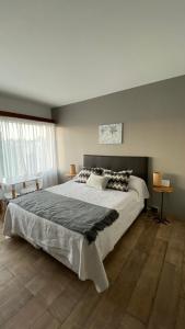 - une chambre avec un grand lit dans l'établissement Departamento céntrico con vista, à San Carlos de Bariloche