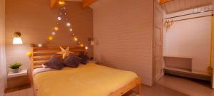 - une chambre dotée d'un lit avec une étoile sur le mur dans l'établissement Kempings Saulkrastos, à Saulkrasti