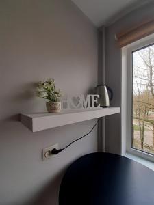 una habitación con una mesa y un estante en la pared en Estonia pst 26, en Kohtla-Järve