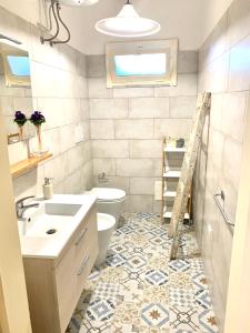 bagno con lavandino e servizi igienici di 4 Colonne Holiday Apartment a Nardò