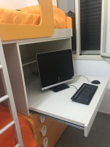a desk with a computer on a bunk bed at Casa Àbola in Avola