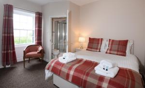 THE Waterloo Arms Hotel في Chirnside: غرفة نوم عليها سرير وفوط