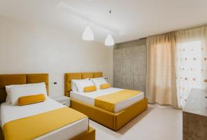 Postel nebo postele na pokoji v ubytování Hotel Miki + 37 fotografií