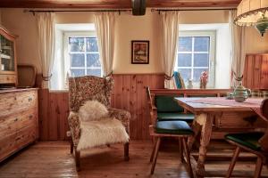 ein Esszimmer mit einem Tisch und einem Stuhl in der Unterkunft Romantische Ferienhütte Ennstaler Nat Kalkalpen bis 6 Personen in Kleinreifling