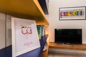 TV a/nebo společenská místnost v ubytování Appartamento nel cuore di Crocetta by Wonderful Italy
