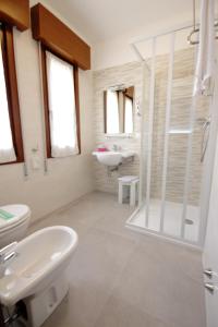 Koupelna v ubytování Hotel Serenella + 37 fotografií