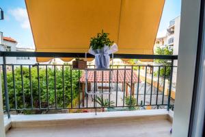 a balcony with a table with a plant on it at ΒΟΛΤΑ στουντιο στην καρδιά της Πρεβεζας in Preveza