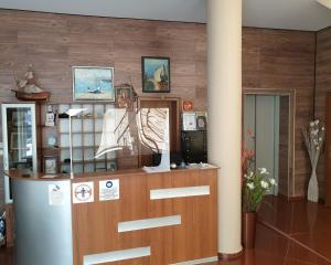 une salle avec un comptoir et un comptoir dans l'établissement Family Hotel Diana, à Pomorie
