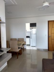 un salon avec une cuisine et une salle à manger dans l'établissement Edifício Gil Nogueira, apartamento aconchegantes, piscina, sauna, Wiff, duas vagas de garagem., à Guarapari 2 autres photos