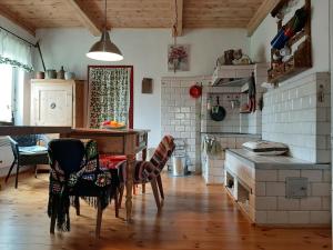 eine Küche mit einem Tisch und Stühlen im Zimmer in der Unterkunft Wakacje Wigry in Krusznik