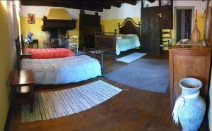 ein Schlafzimmer mit einem Bett und einer Kommode in einem Zimmer in der Unterkunft Affittacamere Coletti in Fabbrica