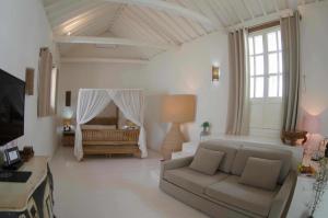 A seating area at Silos19 Suites