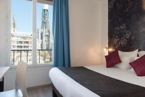 Habitación de hotel con cama y ventana en The Originals City, Hôtel Notre Dame, Rouen, en Rouen