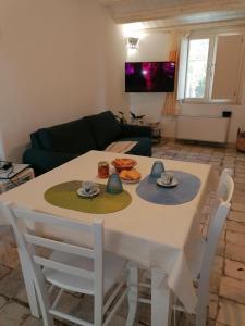 a white table and chairs in a living room at Casa Contadina in Oristano +14 photos