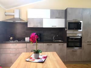 A kitchen or kitchenette at Le Orchidee