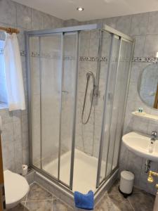 Koupelna v ubytování Gästehaus Baltram + 37 fotografií