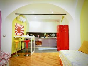 kuchnia oraz salon z łóżkiem i kuchnią w obiekcie DIMORA DEL MOLO ACQUARIO - GENOVABNB it w Genui