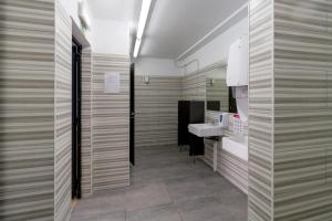 a bathroom with a sink, toilet and shower stall at In Gold Hotel & Spa in Águeda