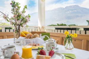 een tafel met ontbijtproducten op een tafel met uitzicht bij Villa Sonnenschein in Terlano