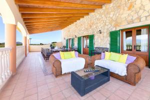 une terrasse avec deux canapés et une table dans l'établissement Can Grau, à Sencelles