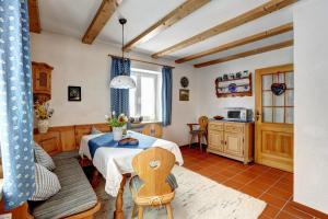 a kitchen and dining room with a table and chairs at Ferienwohnungen Fendt in Bischofswiesen
