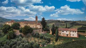 eine Luftansicht eines Schlosses auf einem Hügel in der Unterkunft Agriturismo Castello di Montauto in San Gimignano