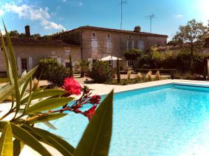una piscina frente a una casa en Le Logis de la Soloire, en Nercillac