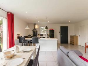 een keuken en een woonkamer met een tafel en stoelen bij Gîte Nozay, 4 pièces, 6 personnes - FR-1-306-1178 in Nozay