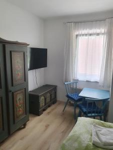 ein Wohnzimmer mit einem Tisch und einem Esszimmer in der Unterkunft Gasthaus Blunzenwirt in Breitenstein