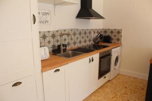 Kuchyň nebo kuchyňský kout v ubytování Macs Townhouse Dungarvan