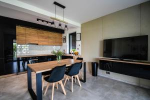 Televízia a/alebo spoločenská miestnosť v ubytovaní Apartament Lawendowy