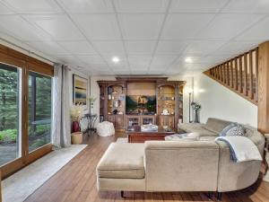 uma sala de estar com um sofá e uma escada em Harbor View Getaway em Petoskey