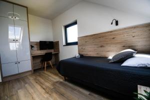 Posteľ alebo postele v izbe v ubytovaní Apartament Lawendowy