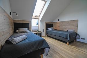 Posteľ alebo postele v izbe v ubytovaní Apartament Lawendowy