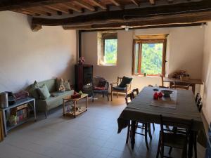 - un salon avec une table et un canapé dans l'établissement Casa sulla Valle, à Castelvecchio