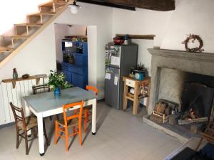 sala de estar con mesa y chimenea en Casa sulla Valle en Castelvecchio