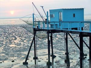 een huis op het water met een boot erop bij studio presqu'île Fouras proche de la plage parking privé in Fouras